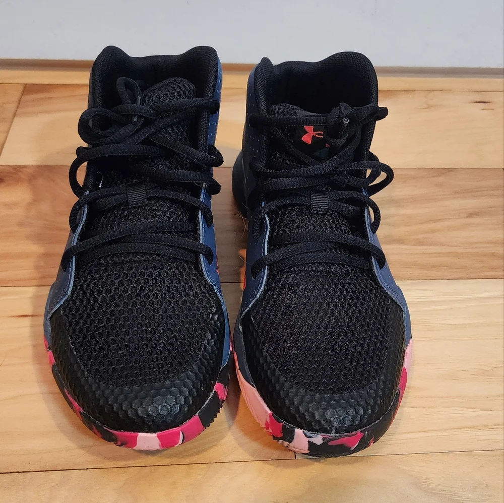 NWOT Under Armour Jet Gray and pink unisex sneakers 5.5Y